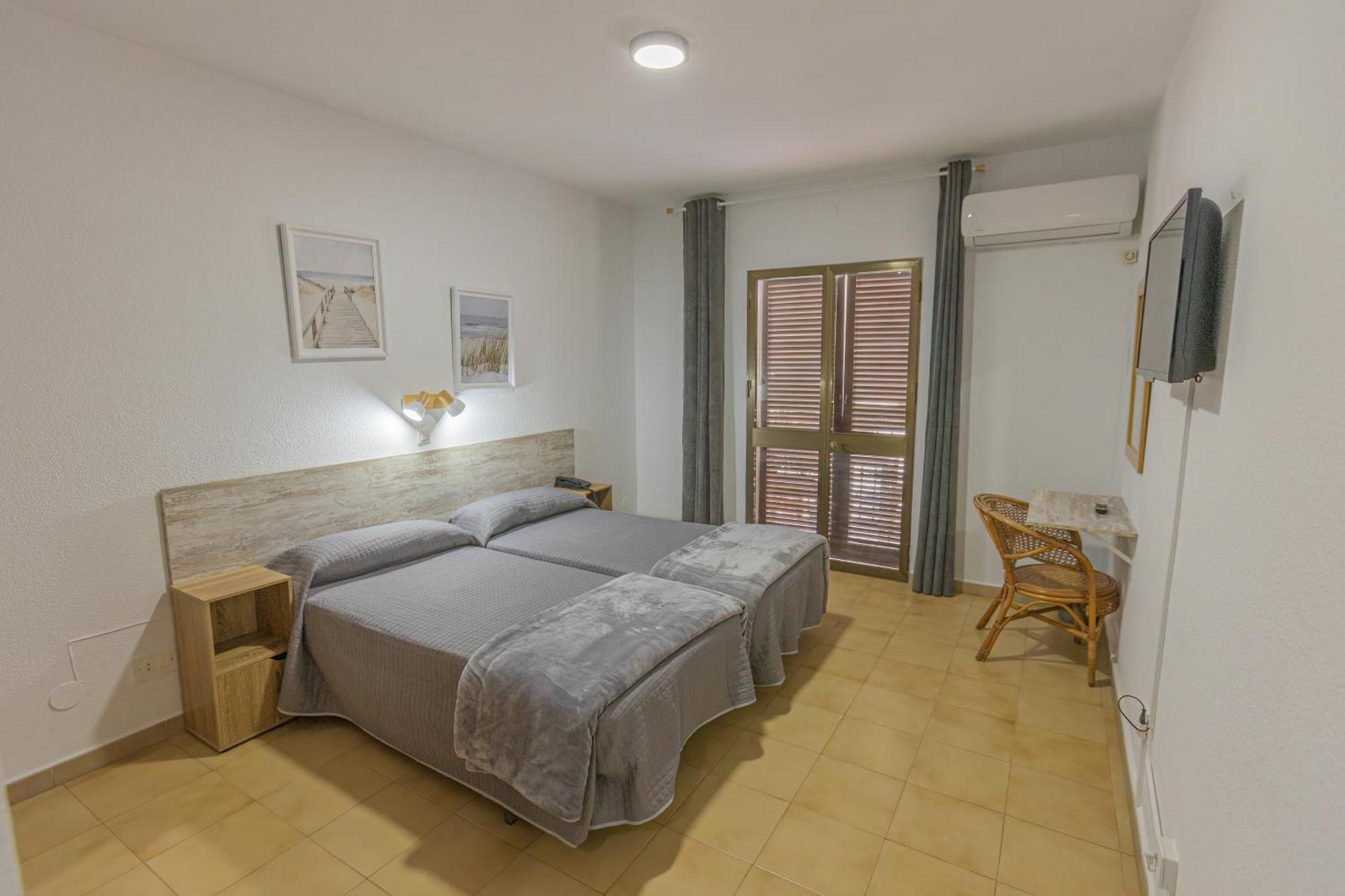 Hotel Tres Jotas Conil Conil De La Frontera Exterior photo