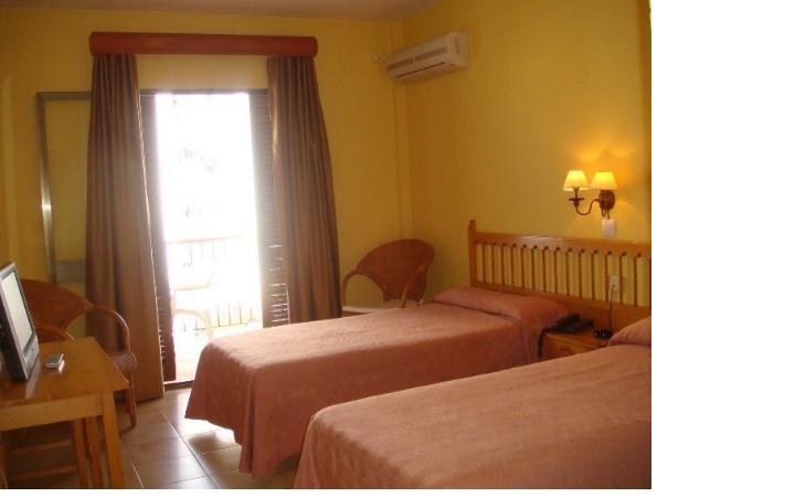Hotel Tres Jotas Conil Conil De La Frontera Exterior photo